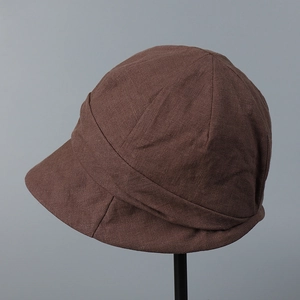 Texture détaillée du chapeau de soleil en lin marron foncé avec fibres naturelles