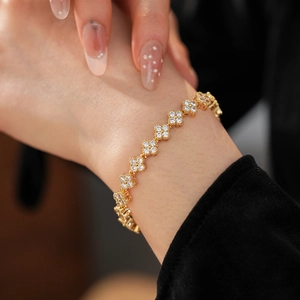 Bracelet trèfle plaqué or avec zircons cubiques pavés et bordure perlée élégante