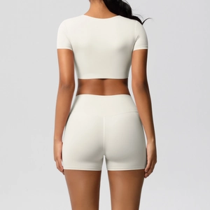 Rückansicht des cremeweißen Yoga-Sets für Damen mit kurzem Oberteil und High-Waist-Shorts