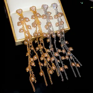 Orecchini pendenti in argento dorato con zirconi a cuore e perle color champagne