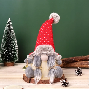 Leuchtende Weihnachtsgnom-Puppe mit Herz-Mütze und grauem Kunstpelz auf Holztablett