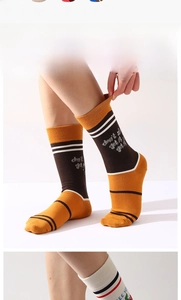Gros plan de chaussettes en maille moutarde et marron avec rayures et texte anglais