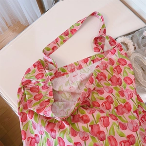 Detalle de bolsa de lona con estampado de tulipanes mostrando forro interior de algodón