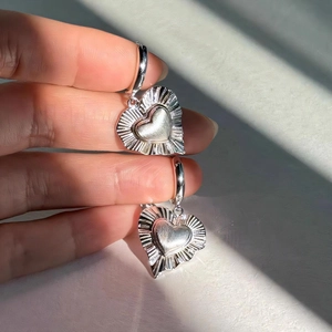 Textured 925 silver heart stud earrings with radiating pattern and vintage metallic finish