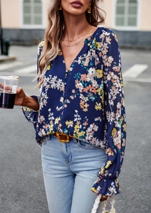 Dettaglio dell'elegante camicia floreale in chiffon blu scuro con scollo a V e bottoni