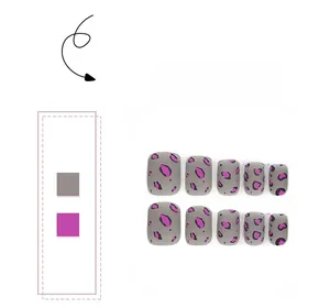 Détail de faux ongles courts carrés avec base gris mat et motif léopard rose