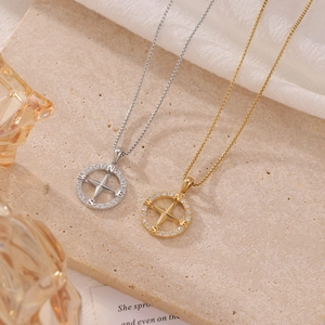 Collier avec pendentif boussole vintage en or et argent serti de zircons blancs