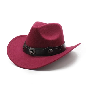 Détail du chapeau de cowboy en laine bordeaux avec ruban en cuir et étoiles argentées