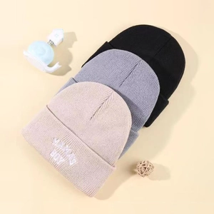 Tre berretti in maglia minimalisti nero, grigio e beige con ricamo MAMA'S BOY