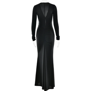 Vue arrière d'une robe noire à manches longues avec décolleté en V et détails plissés