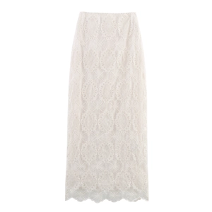Dettaglio della gonna in pizzo bianco con motivi geometrici e bordo smerlato elegante