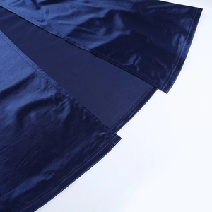 Gros plan d'une robe de soirée en satin bleu foncé avec coutures et texture soyeuse