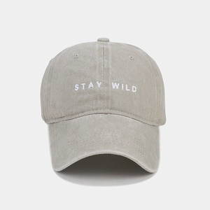 Dettaglio del ricamo STAY WILD su un cappellino da baseball vintage lavato
