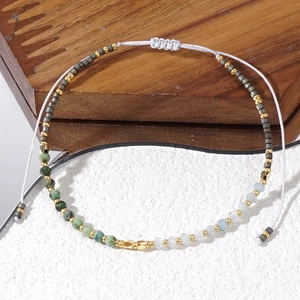 Böhmisches facettiertes Türkis-Perlenarmband mit Goldakzenten und verstellbarer Kordel