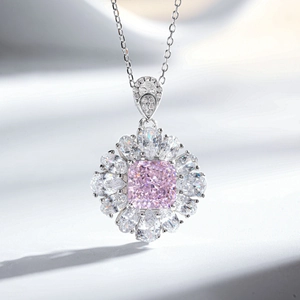 Collier élégant en argent S925 avec gemme carrée rose et pétales en zircon blanc scintillant