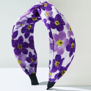 Serre-tête à fleurs violettes sur un large bandeau en tissu blanc avec nœud croisé