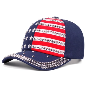 Casquette de baseball marine avec drapeau américain et clous punk argentés en vue 45°