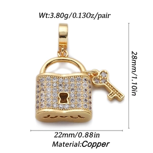 Détail du pendentif cadenas doré avec zircons blancs et dimensions précises indiquées