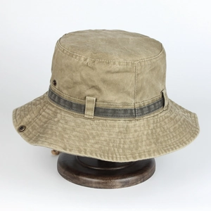 Détail d'un chapeau safari en coton délavé avec sangle décorative et œillets en métal
