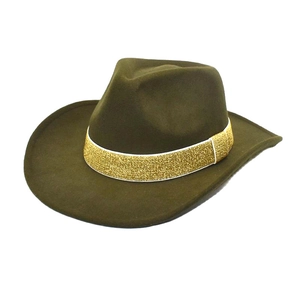 Détail du chapeau en laine vert olive avec ruban doré scintillant et calotte classique