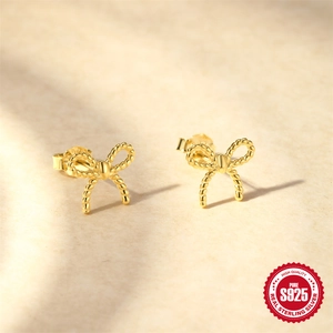 Élégantes boucles d'oreilles nœud en argent 925 avec finition dorée polie et sceau de qualité