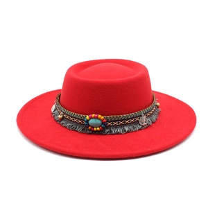 Chapeau fedora en feutre rouge avec perles bohèmes, pierre turquoise et pièces