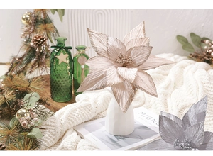 Détail de fleurs de poinsettia champagne et argentées avec paillettes d'or élégantes