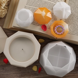 Detail van achthoekige siliconen mal voor DIY hars opbergdoos of kaarsenhouder maken