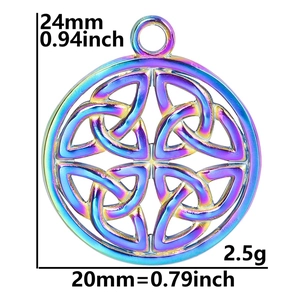Vue macro d'un pendentif nœud celtique arc-en-ciel de 20mm pesant 2,5g et haut de 24mm