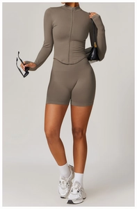Détails de la texture côtelée sur la veste de yoga zippée et le short taille haute