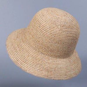 Gros plan sur la texture tissée fine et l'artisanat de ce chapeau de soleil en raphia