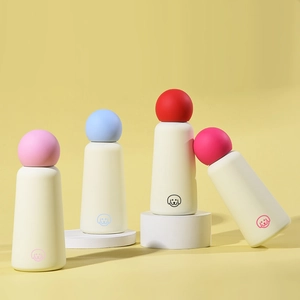 Détail des bouteilles en acier de 350ml avec bouchons sphériques sur présentoir