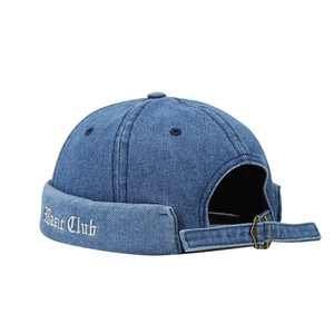 Bonnet Miki rétro en denim bleu foncé avec broderie Basic Club et boucle réglable en métal