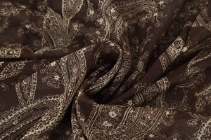 Détail du tissu marron doux avec imprimé cachemire blanc montrant la texture légère