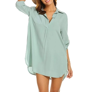 Detalle de blusa de gasa verde menta con cuello en V y dobladillo con abertura lateral