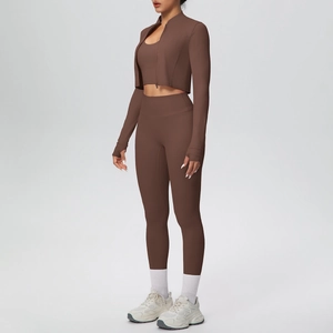 Dettaglio del set yoga marrone con giacca zip, asole per i pollici e leggings a vita alta