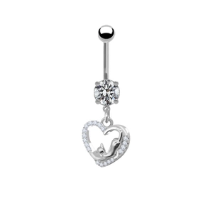 Détail macro d'un piercing au nombril argenté avec zircone et pendentif coeur à motif chat