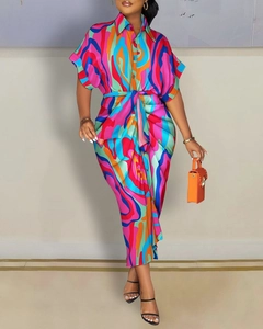 Détail d'une robe chemise à imprimé géométrique avec ceinture nouée et fente latérale