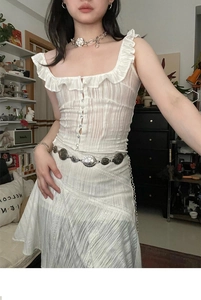 Nahaufnahme der Vintage Silber-Taillenkette kombiniert mit weißem Rüschenkleid im Set