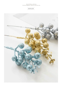 Makro-Detail von glitzernden künstlichen Beerenstielen in Silber Gold Blau für Weihnachten