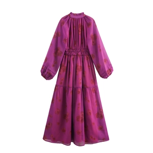 Robe longue en mousseline fleurie violette à manches longues et jupe à volants