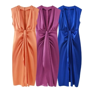 Détail de robes en satin à col en V avec nœud à la taille et plis aux couleurs vives