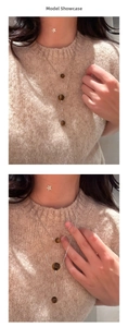 Model trägt zweischichtige Tigerauge-Halskette mit Sternanhänger auf beigem Strickpullover