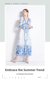 Détail de robe longue à col en V avec imprimé floral porcelaine bleu et blanc et taille ajustée