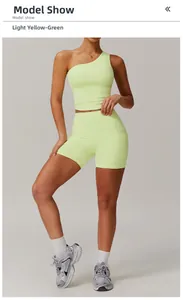 Modèle portant une brassière de sport asymétrique vert jaune clair et un short gainant