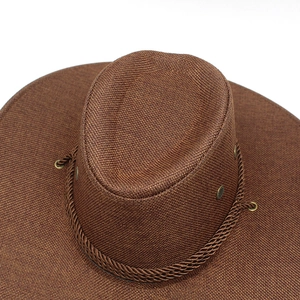 Dettaglio cappello da cowboy marrone scuro con trama intrecciata e occhielli metallici