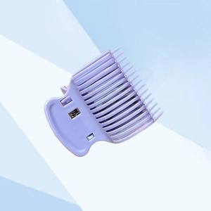 Gros plan d'une pince à cheveux violet clair avec de longues dents de peigne incurvées