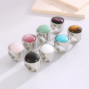 Dettaglio di anelli spessi 23mm dorati con pietre preziose tonde e cabochon colorati