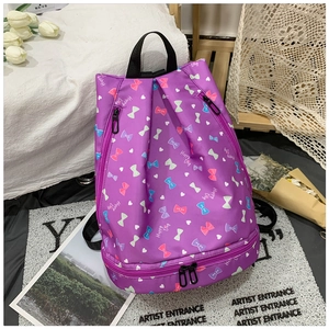 Details des lila Yoga-Rucksacks mit Schleifenprint und separatem Bodenfach