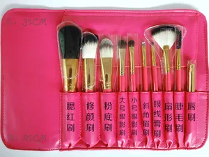 Detailansicht des 10-teiligen Tierhaar-Make-up-Pinselsets mit rosa Leder-Rolltasche